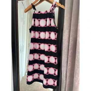 Crown & Ivy Pink Geometric Shift Dress 
Size 4P 
 Black Pink Retro Mod Print